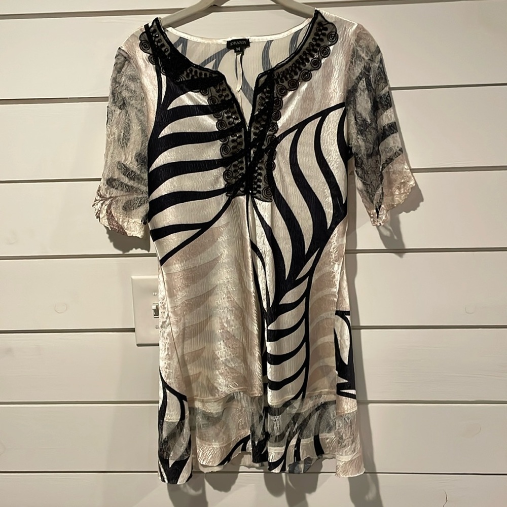 Komarov women size Medium blouse black and cream